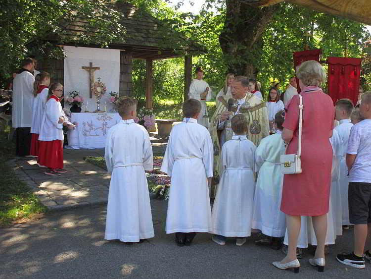 Fronleichnamsprozession in Wegscheid, Ankunft bei Kohlbauerkapelle
