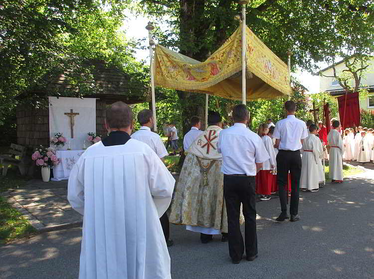 Fronleichnamsprozession in Wegscheid, die Prozession setzt den Weg fort