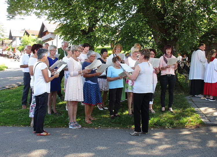 Fronleichnamsprozession in Wegscheid, der Kirchenchor