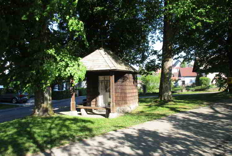 Die Kohlbauerkapelle von der Ameisbergstraße kommend