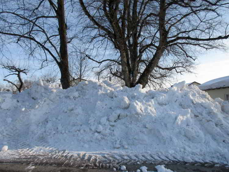 Die aufgetürmten Schneemassen, die Linden und Kapelle begraben, brauchen lange, bis sie abgetaut sind. Das Streusalz ist Gift für die Linden, das Eis für die Kohlbauerkapelle