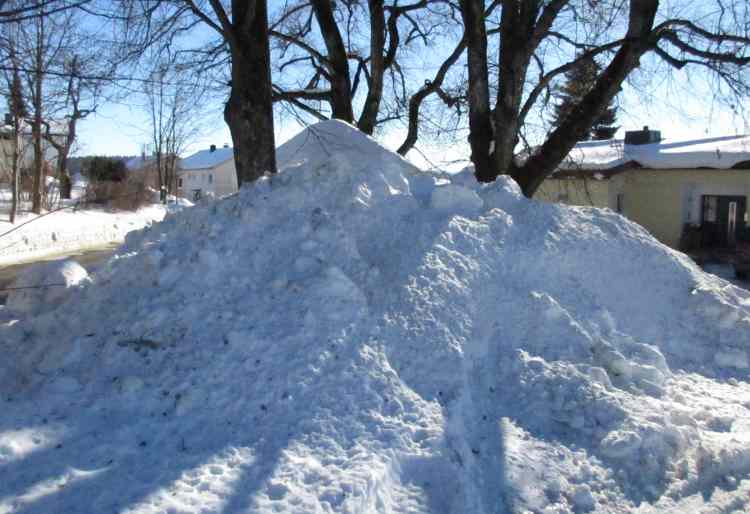 Die aufgetürmten Schneemassen, die Linden und Kapelle begraben, brauchen lange, bis sie abgetaut sind. Das Streusalz ist Gift für die Linden, das Eis für die Kohlbauerkapelle