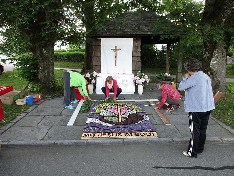 Der Blumenteppich wird für die Fronleichnamsprozession vorbereitet
