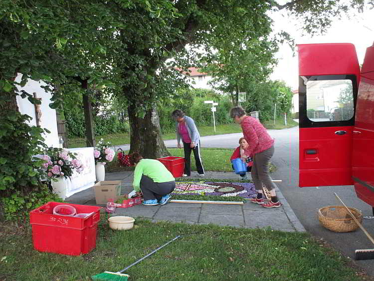 Der Blumenteppich wird für die Fronleichnamsprozession vorbereitet