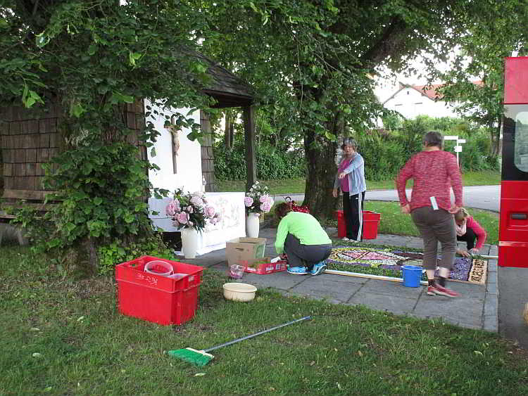 Der Blumenteppich wird für die Fronleichnamsprozession vorbereite