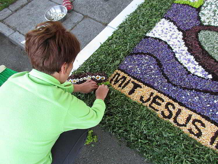 Der Blumenteppich wird für die Fronleichnamsprozession vorbereite