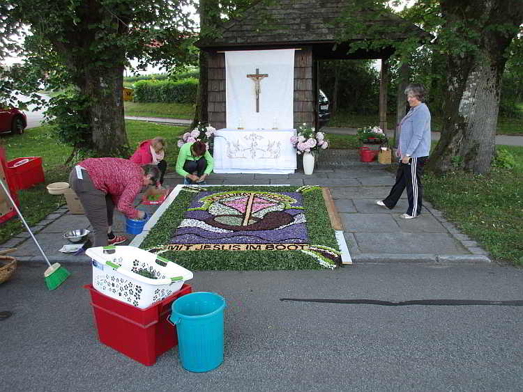 Der Blumenteppich wird für die Fronleichnamsprozession vorbereite