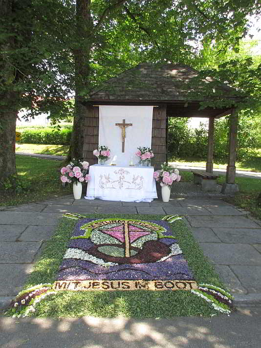 Der geschmückte Fronleichnamsaltar bei der Kohlbauerkapelle in Wegscheid